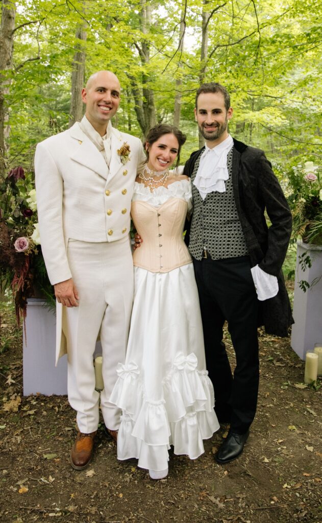 Photo with bride and groom